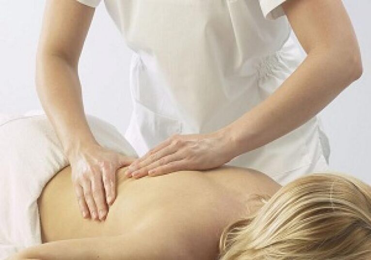 Massage fir Spasmen ze entlaaschten an d'Muskelen ze entspanen mat der thoracescher Osteochondrose